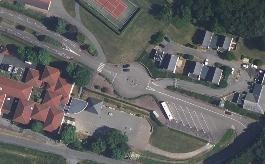 Vue aérienne du Rond-point anonyme n°185151251