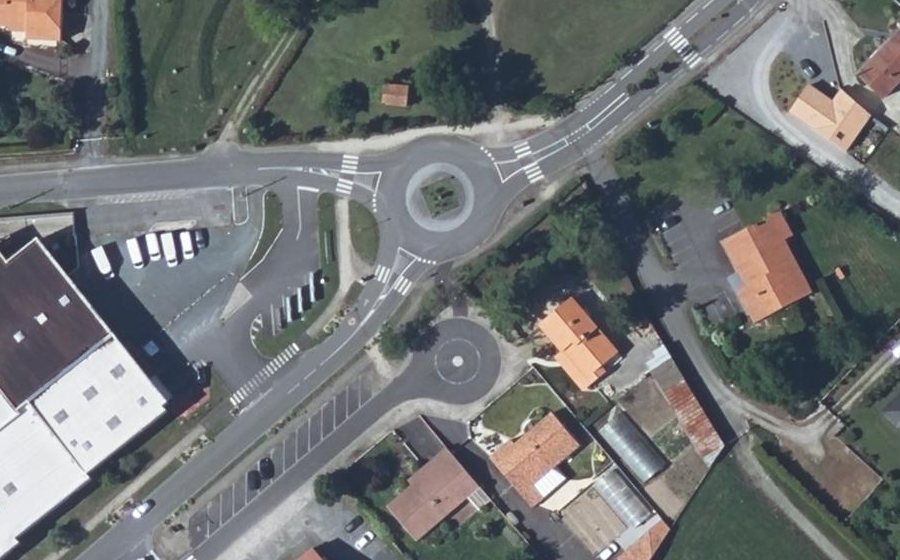 Vue aérienne du Rond-point anonyme n°185170981