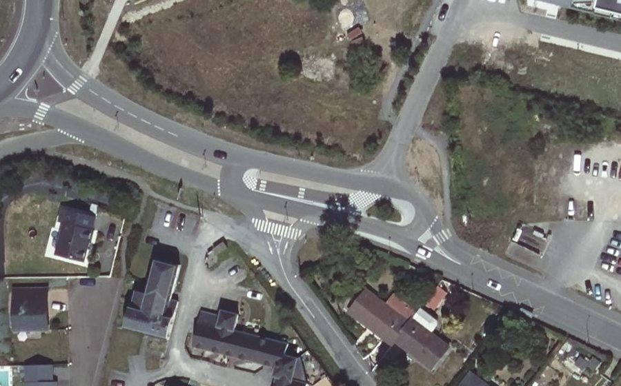 Vue aérienne du Rond-point anonyme n°185244239