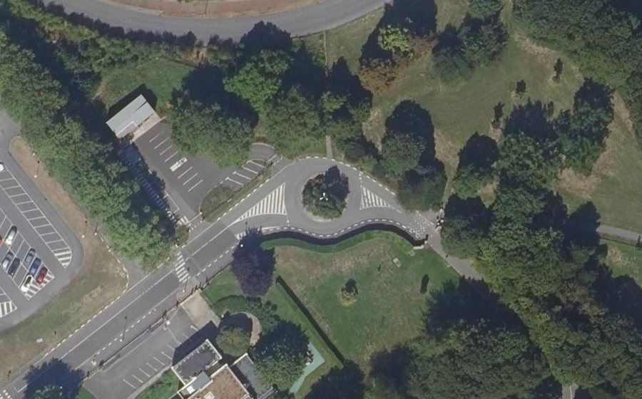 Vue aérienne du Rond-point anonyme n°185263156