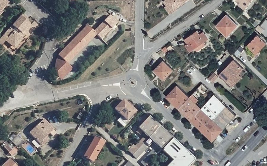 Vue aérienne du Rond-point anonyme n°185288489