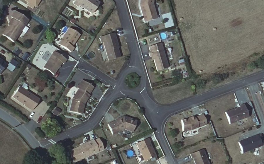 Vue aérienne du Rond-point anonyme n°185307368