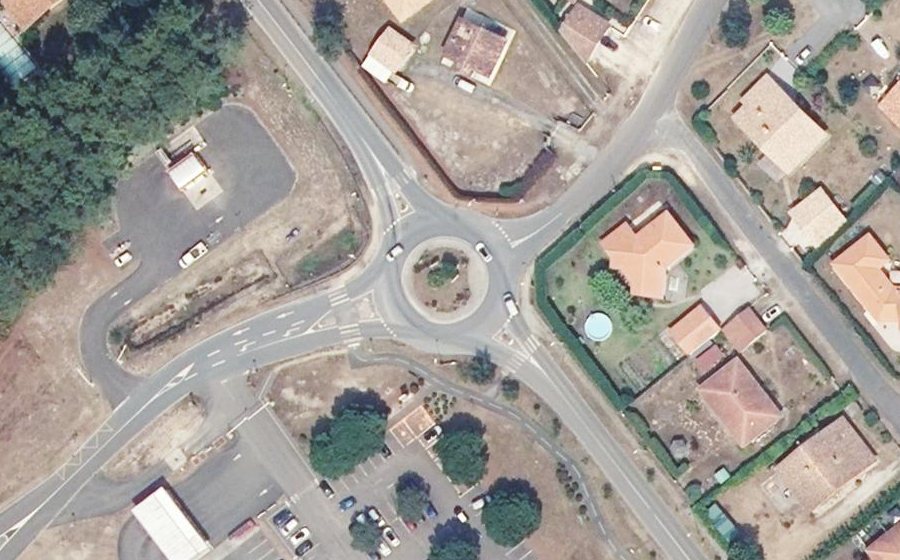 Vue aérienne du Rond-point anonyme n°185317151