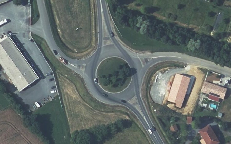 Vue aérienne du Rond-point anonyme n°185352324