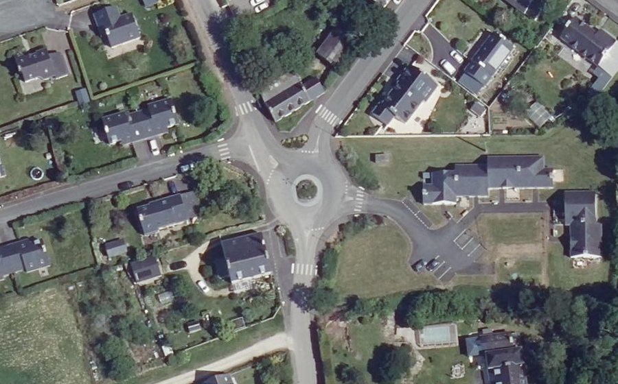 Vue aérienne du Rond-point anonyme n°185406428