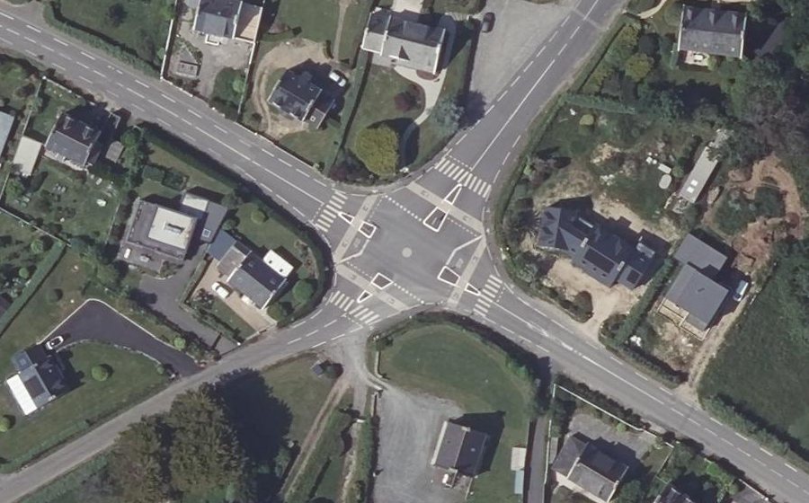 Vue aérienne du Rond-point anonyme n°185433103