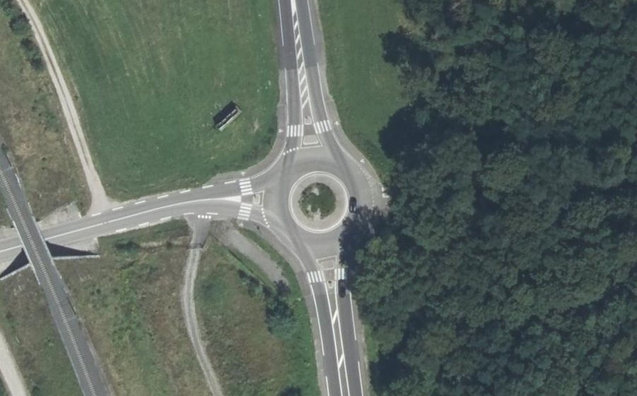 Vue aérienne du Rond-point anonyme n°185444896