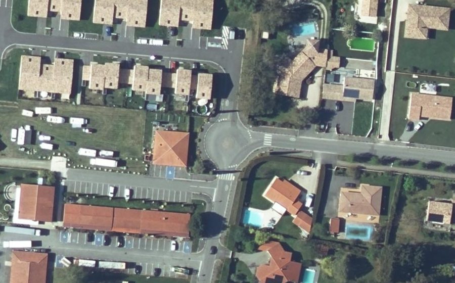 Vue aérienne du Rond-point anonyme n°185451076
