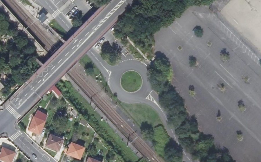 Vue aérienne du Rond-point anonyme n°185466014