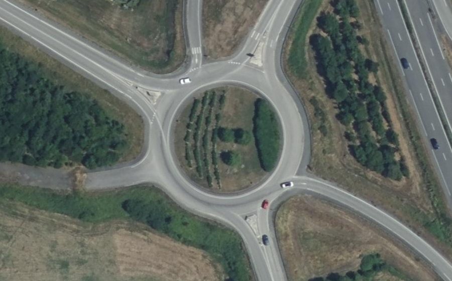 Vue aérienne du Rond-point anonyme n°185481670