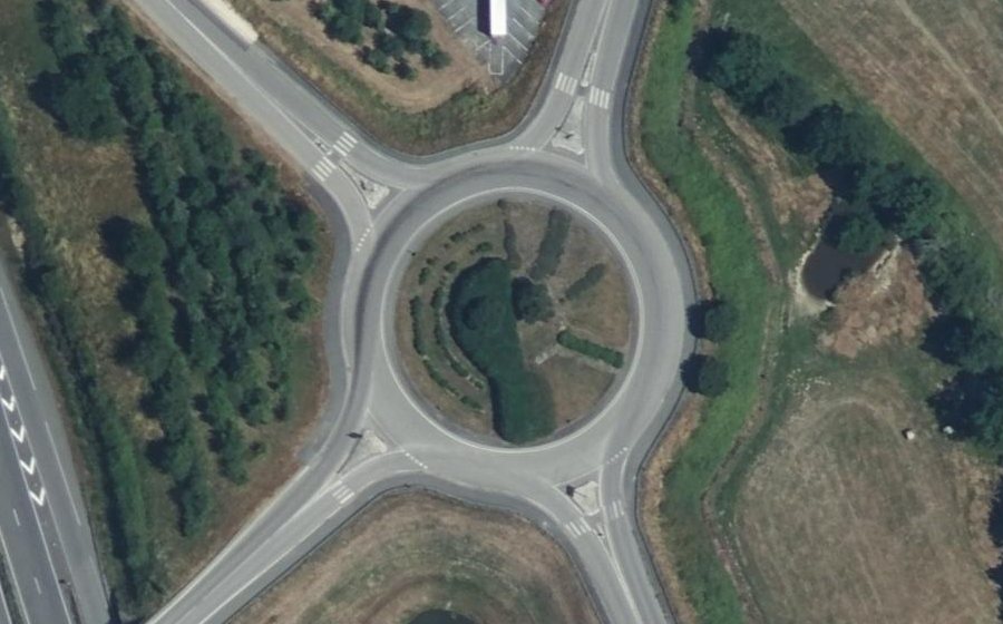 Vue aérienne du Rond-point anonyme n°185481674