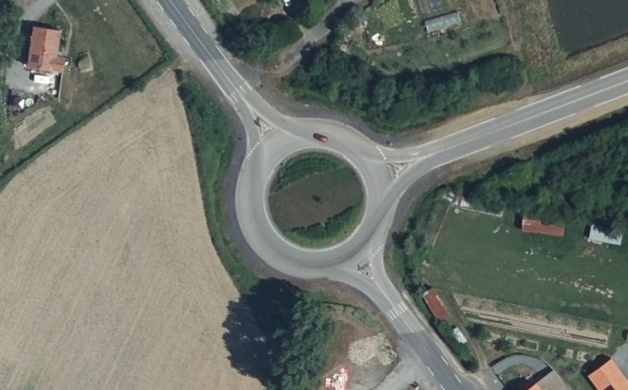 Vue aérienne du Rond-point anonyme n°185482281