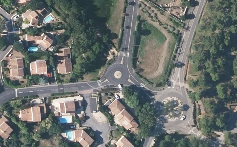 Vue aérienne du Rond-point anonyme n°185496107
