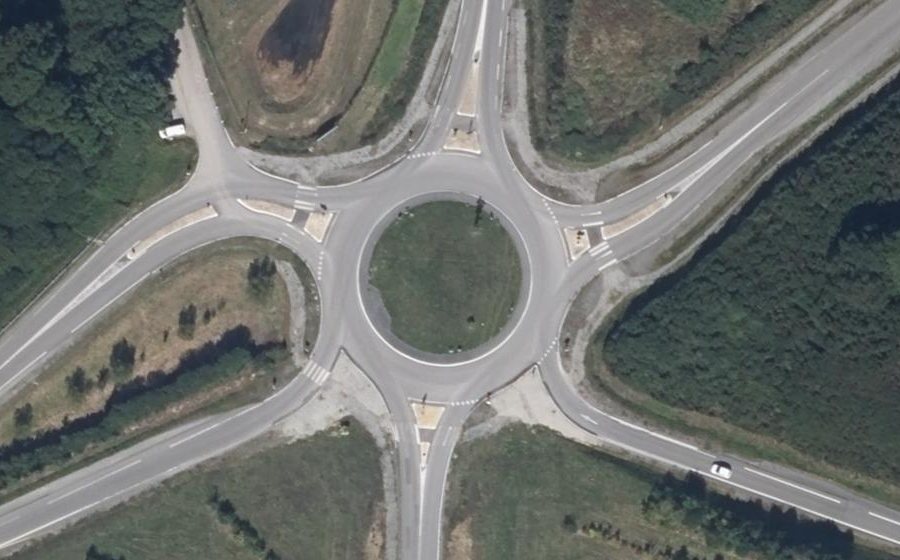 Vue aérienne du Rond-point anonyme n°185508688