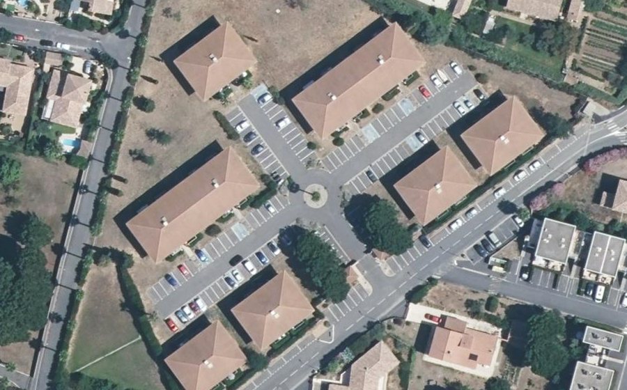 Vue aérienne du Rond-point anonyme n°185547238