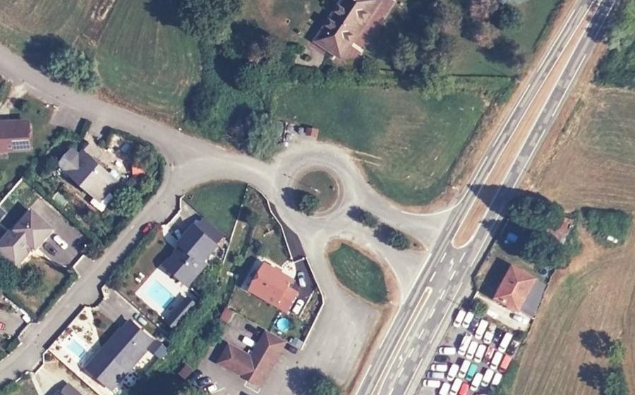 Vue aérienne du Rond-point anonyme n°185553284
