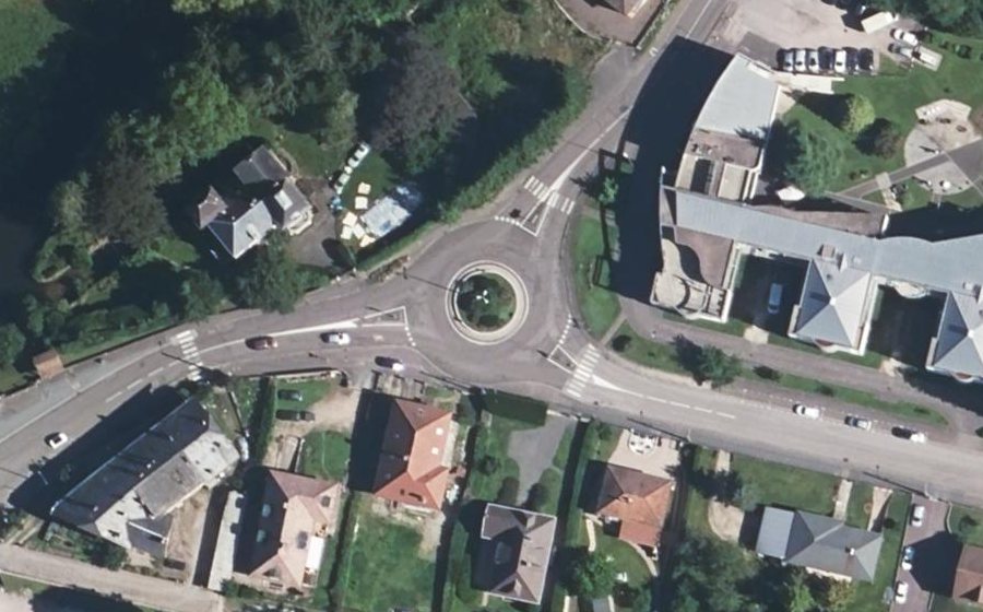 Vue aérienne du Rond-point anonyme n°185564944