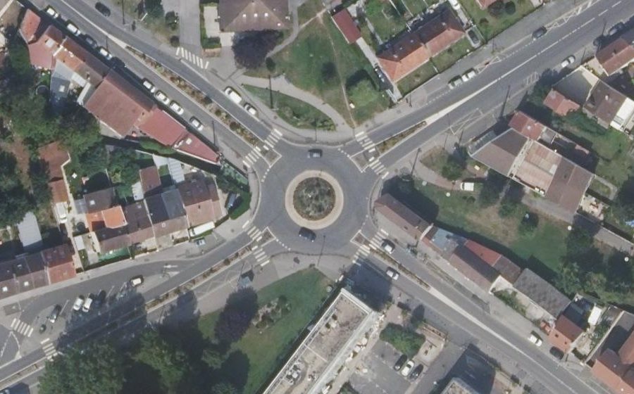 Vue aérienne du Rond-point anonyme n°185572014