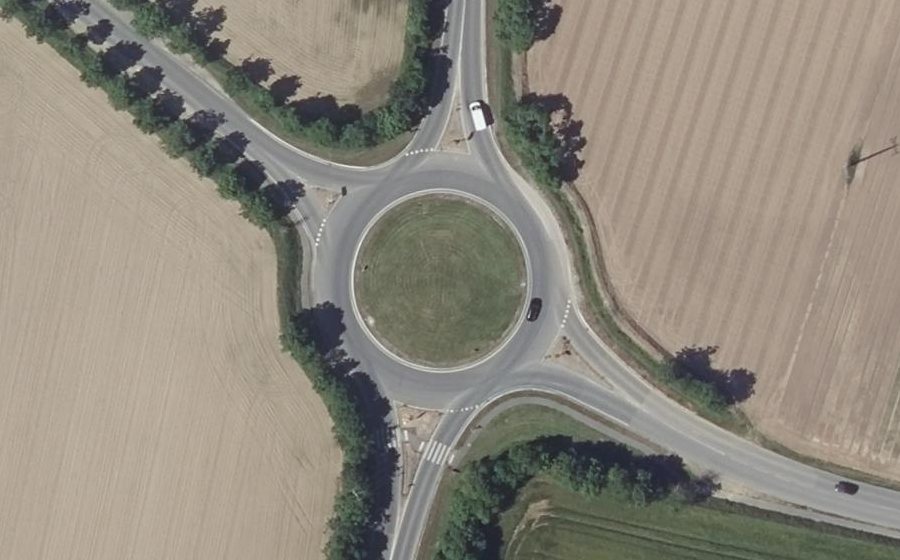 Vue aérienne du Rond-point anonyme n°185596524