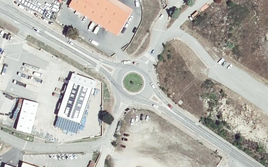 Vue aérienne du Rond-point anonyme n°185629837