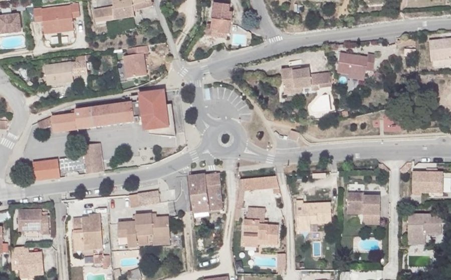 Vue aérienne du Rond-point anonyme n°185724397