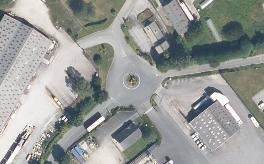 Vue aérienne du Rond-point anonyme n°185745239