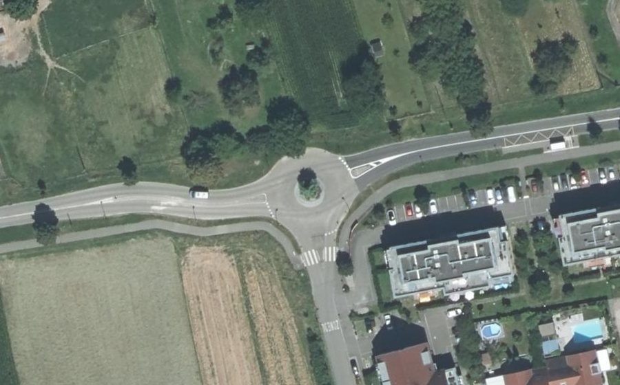 Vue aérienne du Rond-point anonyme n°185769603