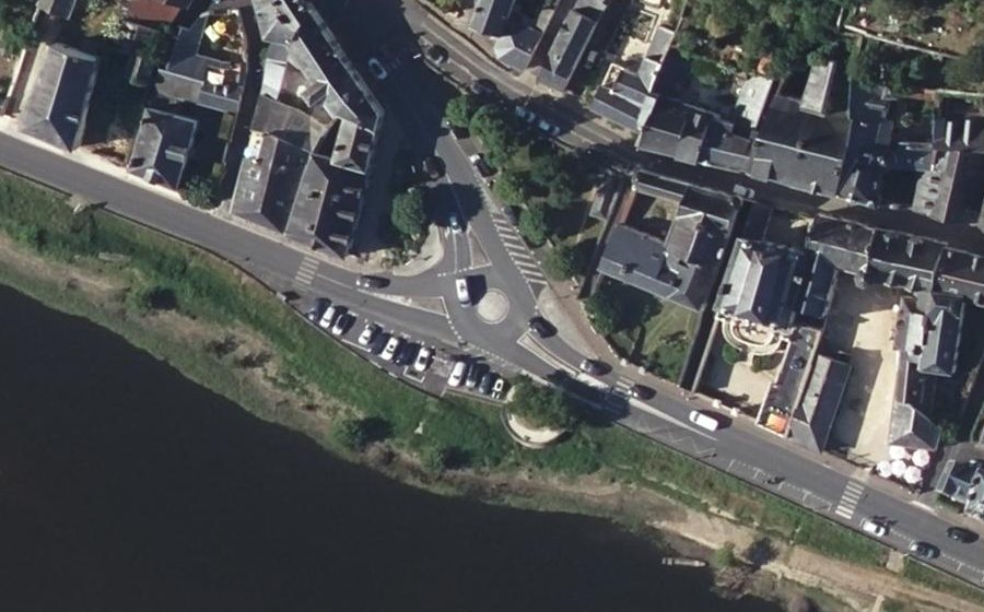 Vue aérienne du Rond-point anonyme n°185788048