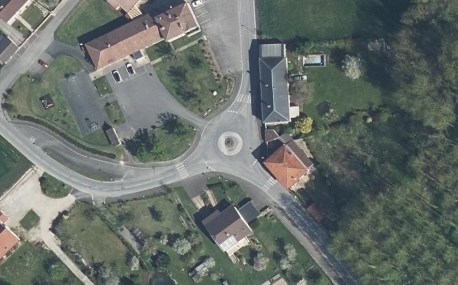 Vue aérienne du Rond-point anonyme n°185849217