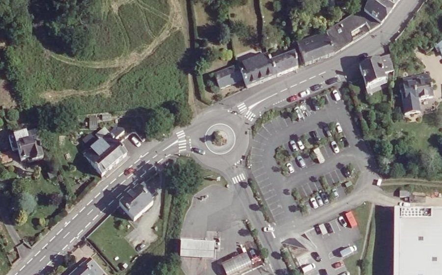 Vue aérienne du Rond-point anonyme n°185854338