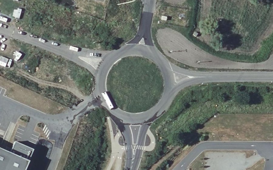 Vue aérienne du Rond-point anonyme n°185861001