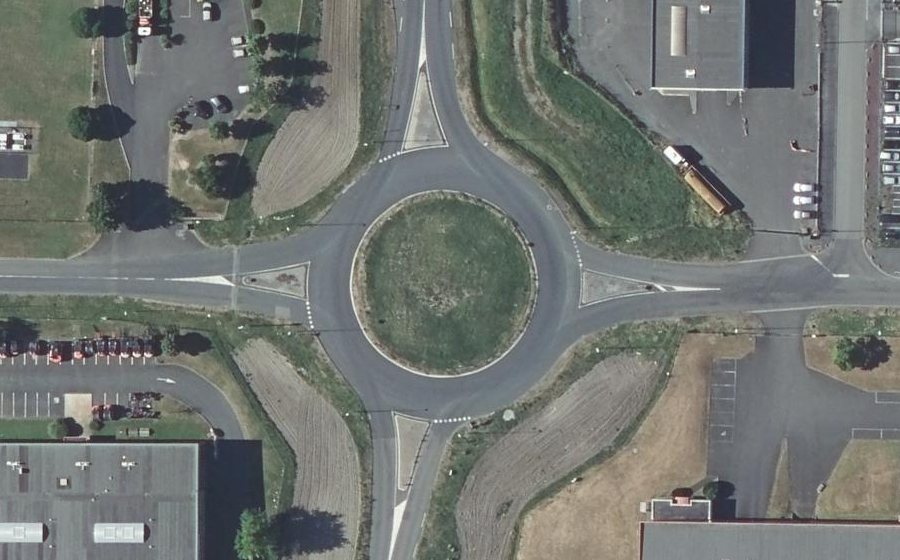 Vue aérienne du Rond-point anonyme n°185861026