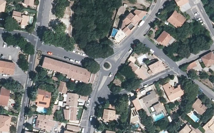 Vue aérienne du Rond-point anonyme n°185869543