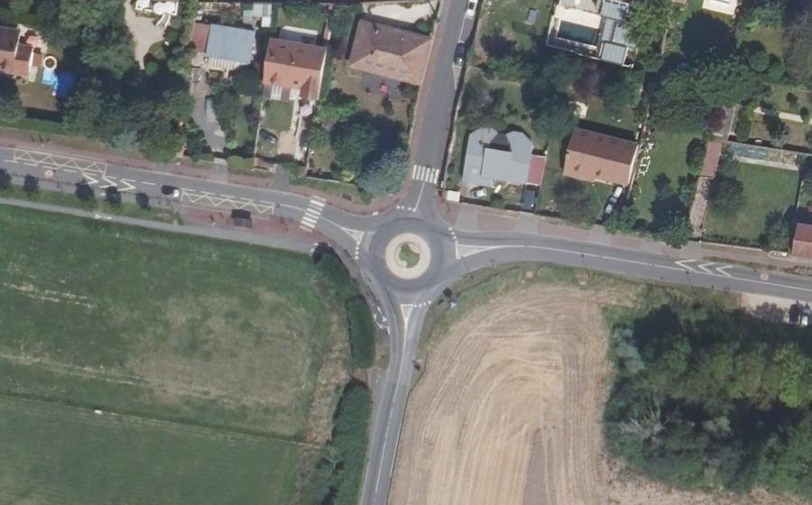 Vue aérienne du Rond-point anonyme n°185888031