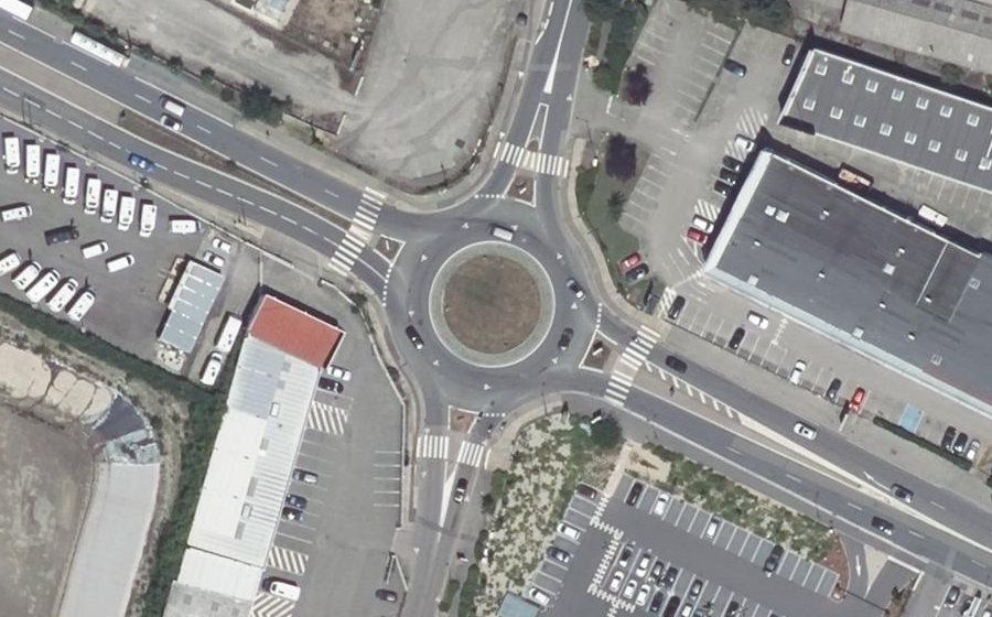 Vue aérienne du Rond-point anonyme n°185940357