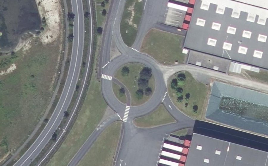 Vue aérienne du Rond-point anonyme n°185943865