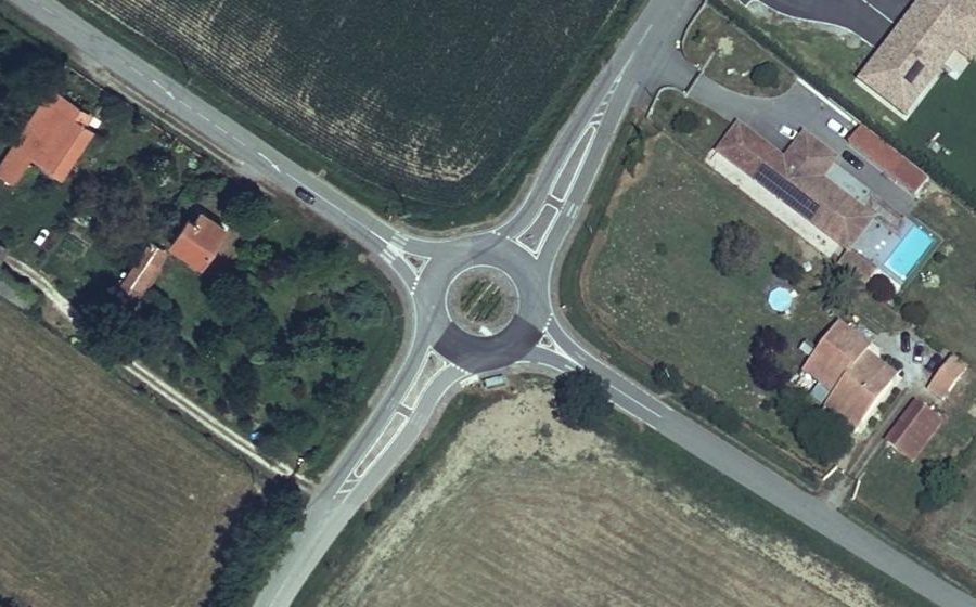 Vue aérienne du Rond-point anonyme n°185956845