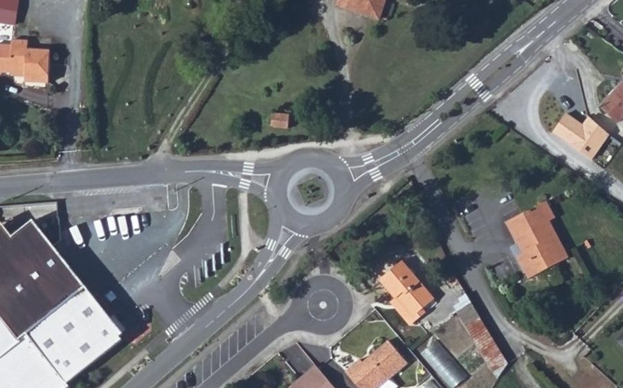 Vue aérienne du Rond-point anonyme n°185975377