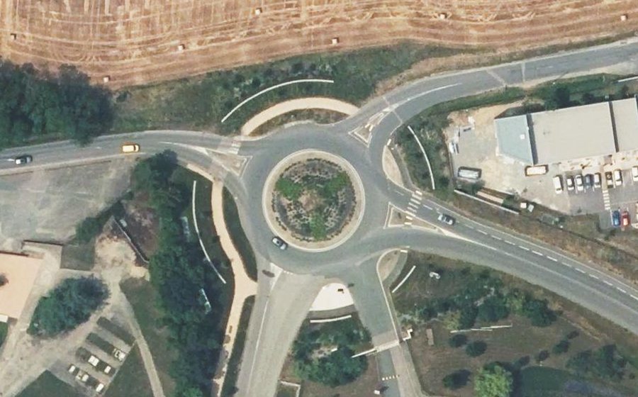 Vue aérienne du Rond-point anonyme n°185976608