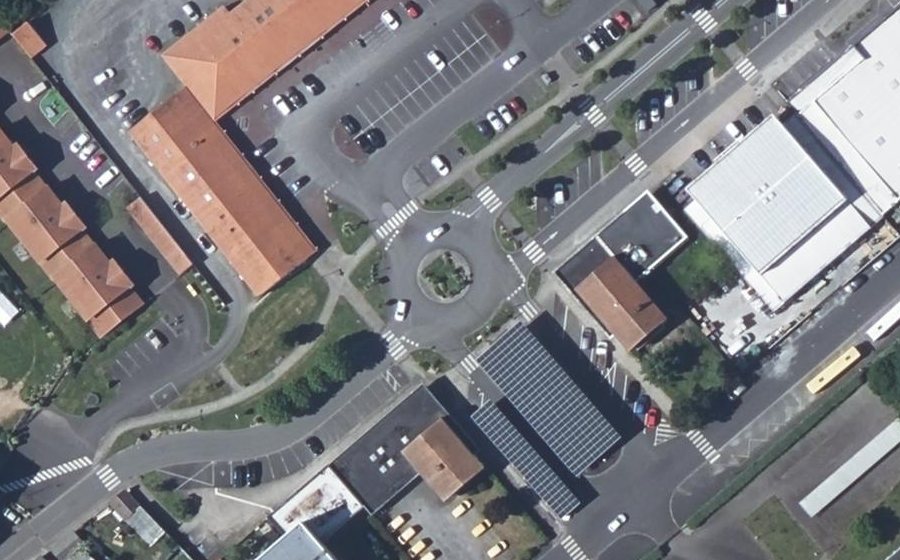 Vue aérienne du Rond-point anonyme n°185978312