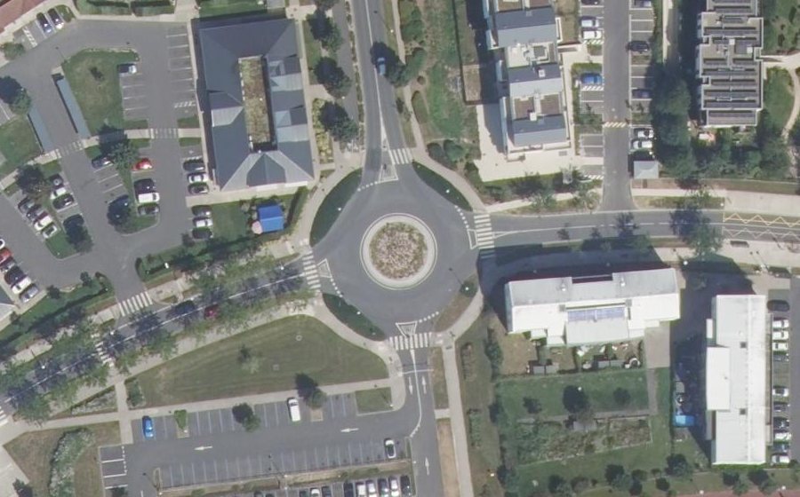 Vue aérienne du Rond-point anonyme n°185982033