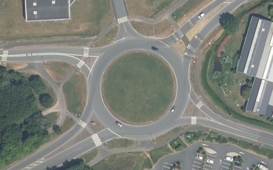 Vue aérienne du Rond-point anonyme n°185985683