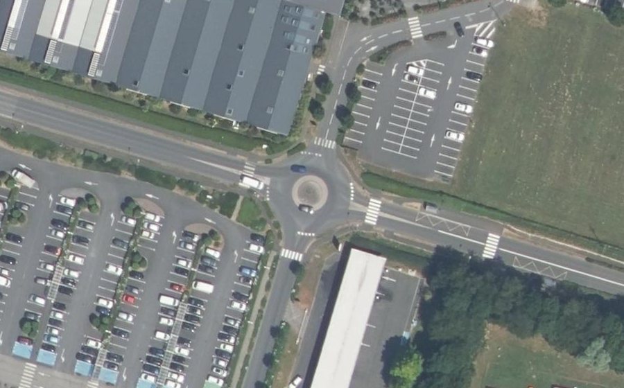 Vue aérienne du Rond-point anonyme n°185985699