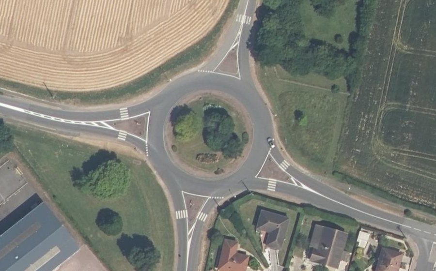 Vue aérienne du Rond-point anonyme n°185985719