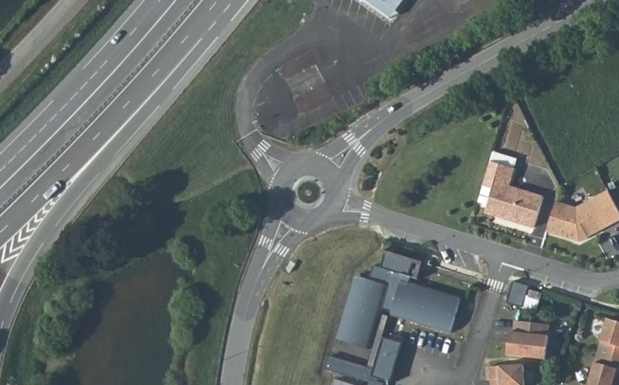 Vue aérienne du Rond-point anonyme n°185991431
