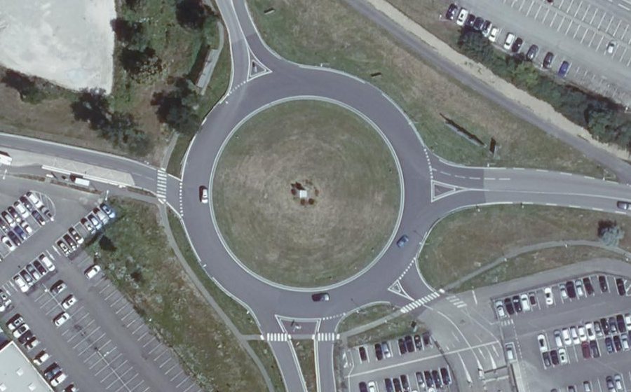 Vue aérienne du Rond-point anonyme n°185998978