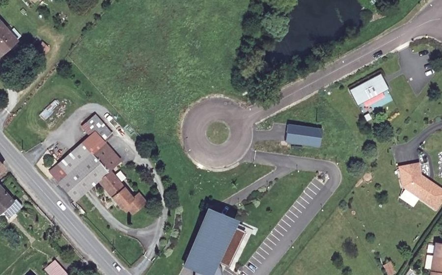 Vue aérienne du Rond-point anonyme n°185999379