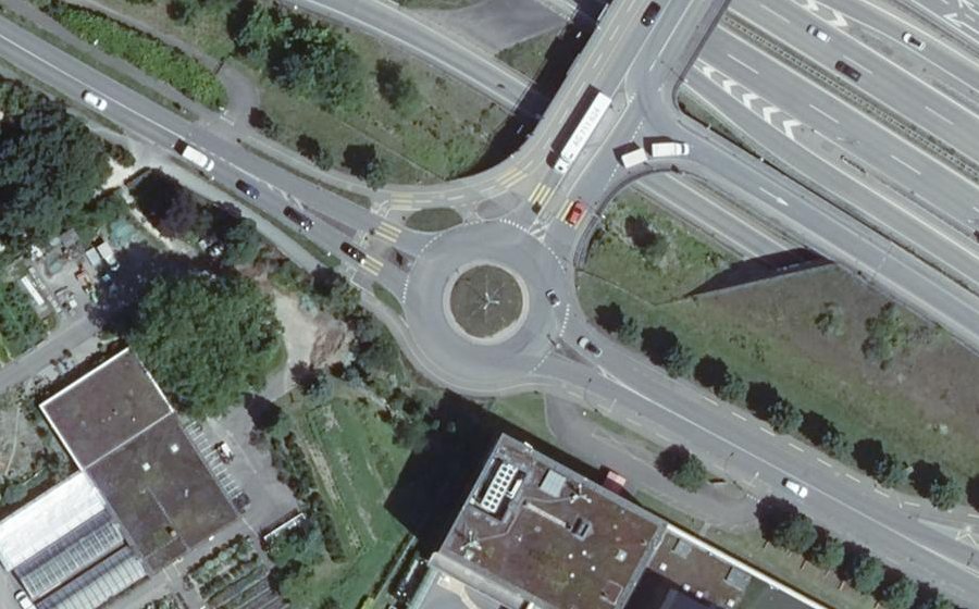 Vue aérienne du Rond-point anonyme n°185999740