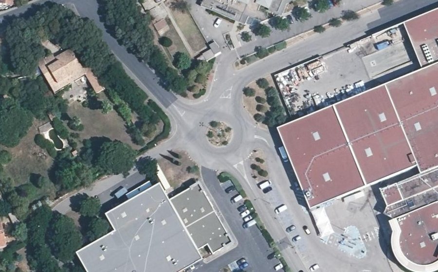 Vue aérienne du Rond-point anonyme n°186016141