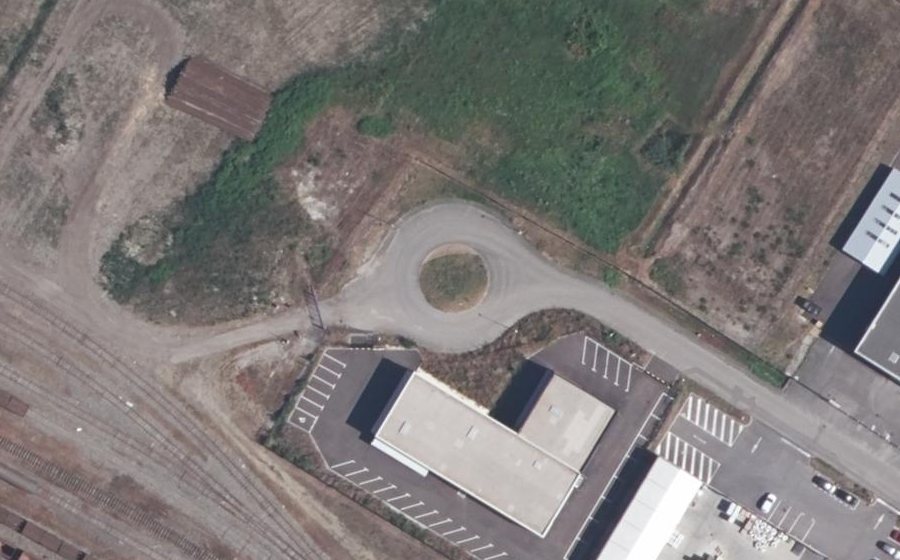 Vue aérienne du Rond-point anonyme n°186033480